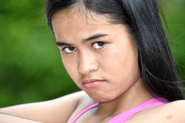 一个倔强的少女图片下载