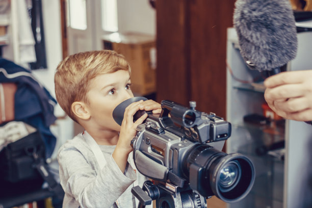 学习调整摄像机上的麦克风。图片下载