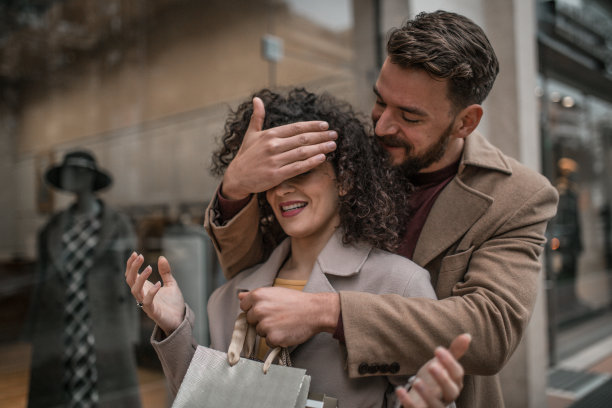 男朋友送情人节礼物给女朋友一个惊喜图片下载