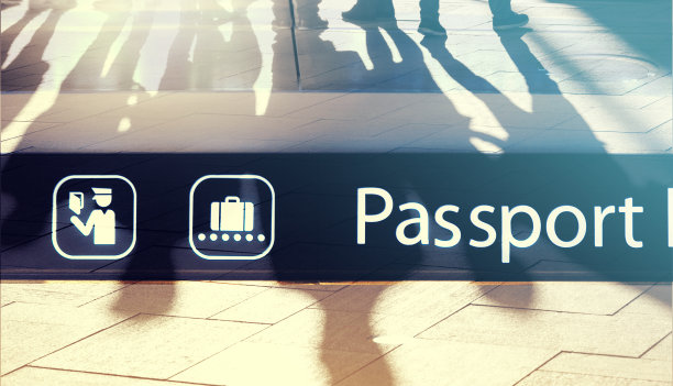 机场入境和护照控制标志，人的影子作为背景，概念图片图片下载