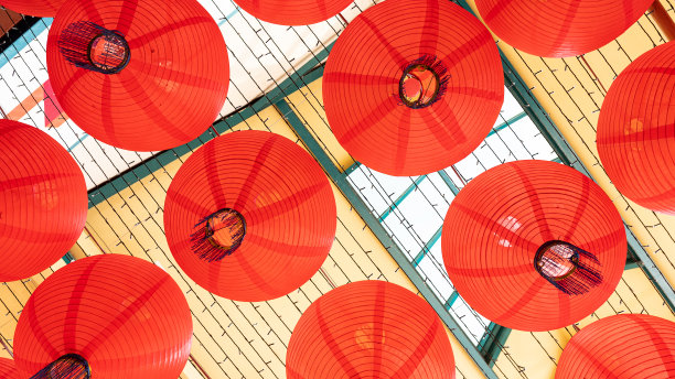 头顶上挂着的红灯笼图片下载