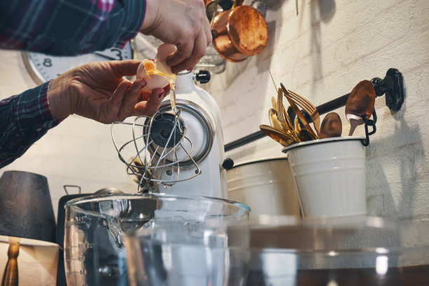 在家庭厨房准备巧克力蛋奶酥图片下载