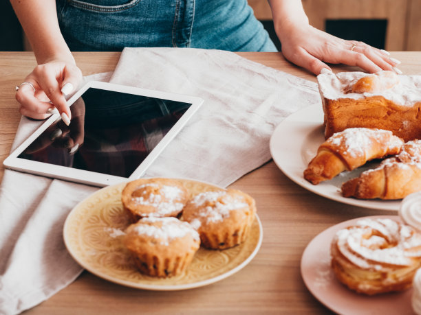 在线食谱自制烘焙食品女人平板电脑图片下载