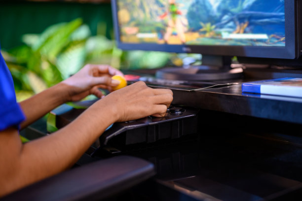 专注于游戏的玩家图片下载