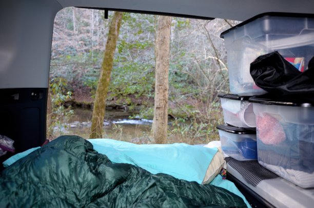 看着汽车露营者的大自然图片下载