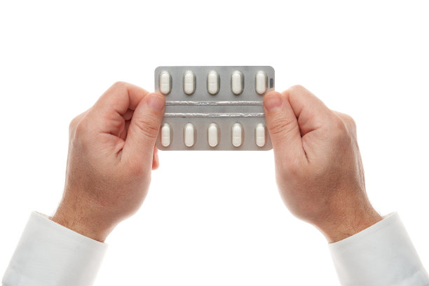 男人的手与药丸水泡孤立在白色的背景。白衬衫，商务风格。保健药品和食品补品。制药行业。药店图片下载