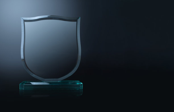 黑色背景中的水晶奖杯图片下载