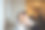 年轻美丽的女孩坐在咖啡馆和她的朋友，并接受一份礼物素材图片