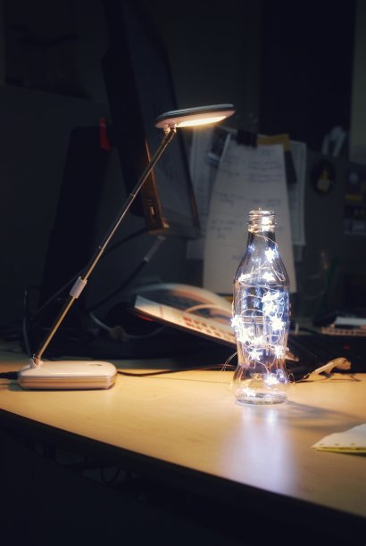 摄影师Kravtsov。瓶子形状的创意灯。不寻常的灯，瓶子和花环。图片下载