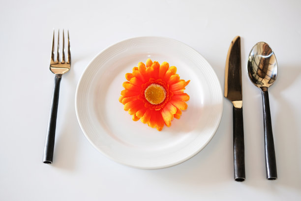 叉子和勺子孤立的背景图片下载