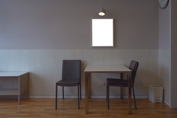 (剪辑路径包括)空白框模板，墙上挂灯，用于拍摄照片和题字。舒适的家庭内部，餐桌，椅子，时钟和垃圾在公寓。图片下载