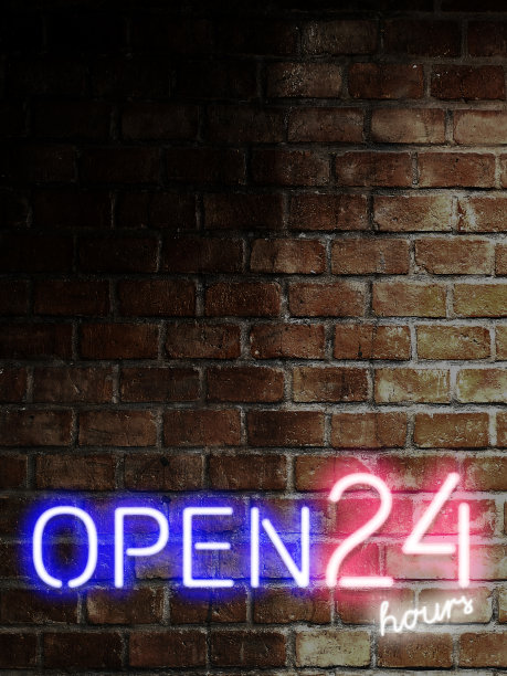 7天24小时开放，在锈迹斑斑的砖墙上签字。酒吧开灯霓虹招牌。夜间储存蓝色、红色和白色发光的字母。图片下载