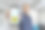 一名男子展示智能手机上有5g危险标志图片下载