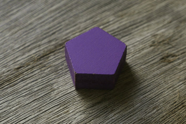 紫色木制五角形在木制背景上。图片下载
