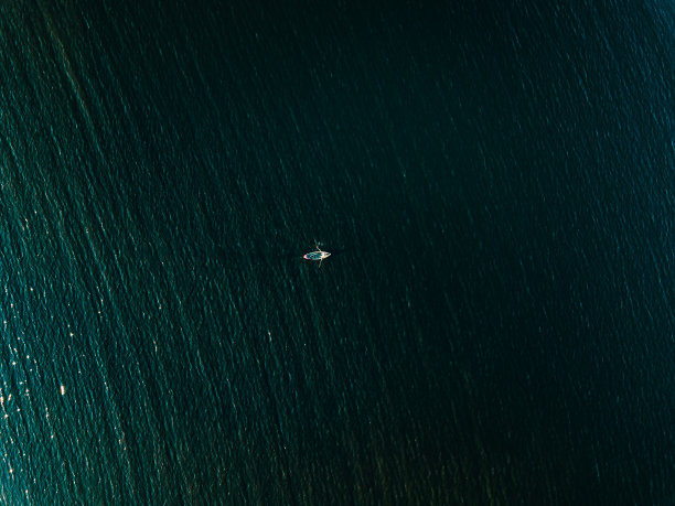 鸟瞰图的木制渔船在深蓝色的海洋。图片下载