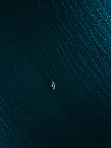 鸟瞰图的木制渔船在深蓝色的海洋。图片下载