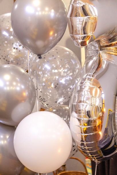 银色的气球。带氦气的热气球节日快乐图片下载