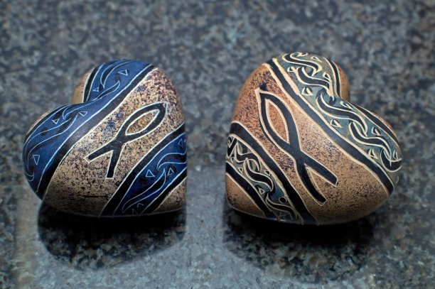 情人节的心用石头雕刻在大理石板上。图片下载