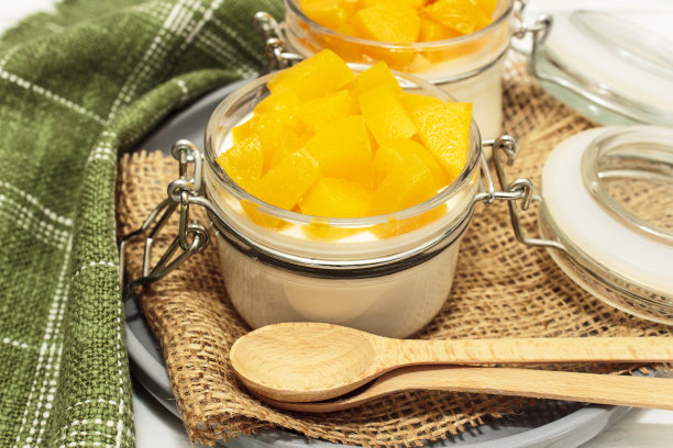 经典的意大利布丁配桃子图片下载