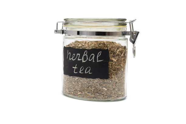 凉茶在玻璃罐中，翻盖关闭，孤立在白色图片下载