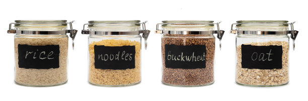 大米，面条，燕麦和荞麦在一个玻璃罐中，翻盖封闭，孤立在白色图片下载