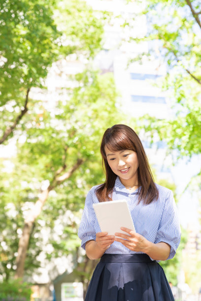 亚洲女人看平板电脑图片下载