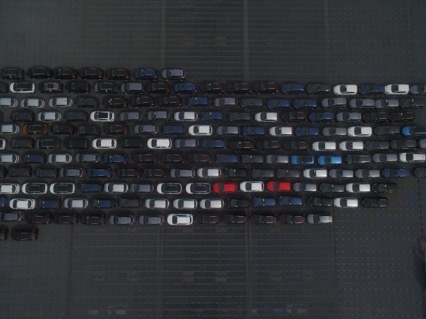 无人机视图下的汽车图片下载