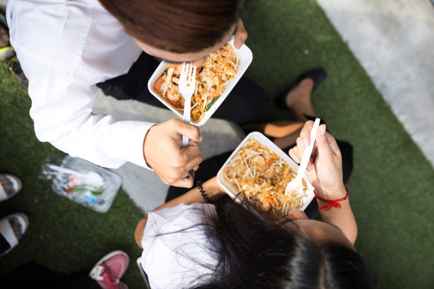 学生在午休时间吃外卖图片下载