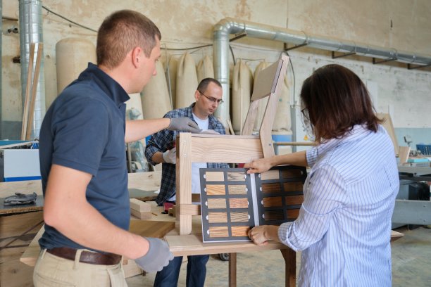 木工车间的工人们正在讨论图片下载