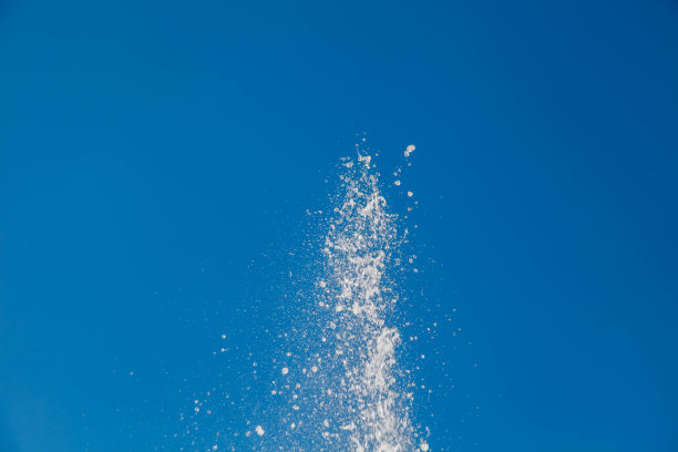 碧蓝的天空，阳光明媚的夏日。图片下载