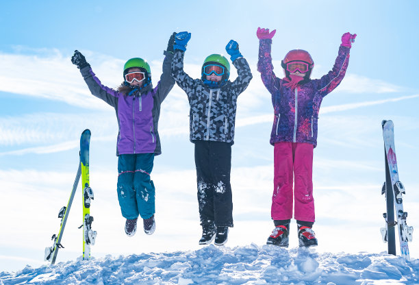 描绘雪花下快乐的孩子们图片下载