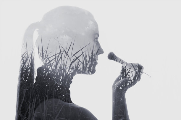 一个年轻女子在化妆和自然中多次暴露图片下载