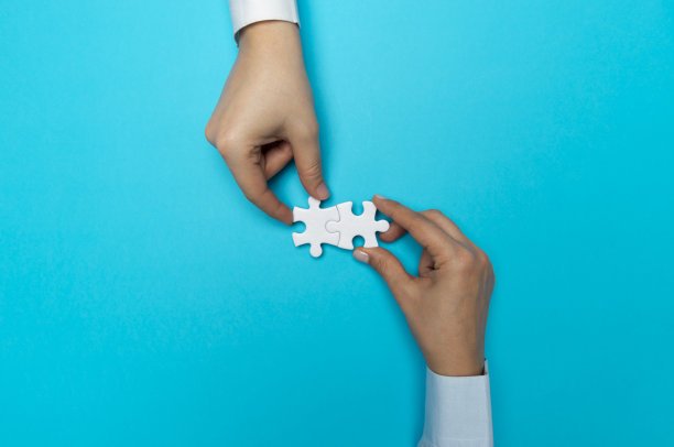 拿着拼图块的手图片下载
