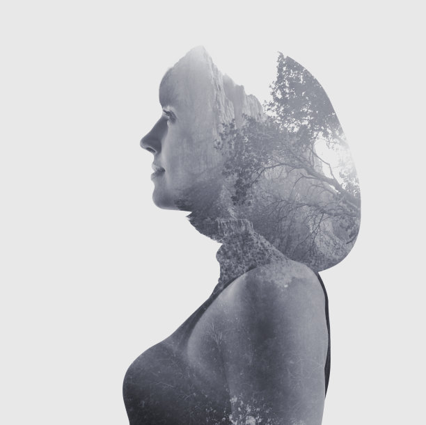 一名年轻女子回忆锡安国家公园的多次曝光。图片下载