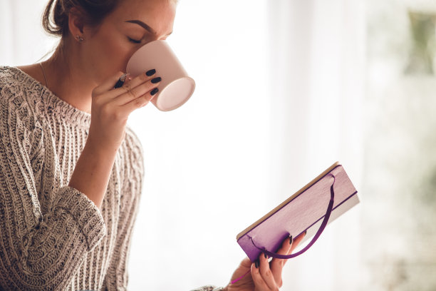 学习时喝一口咖啡来补充能量和动力图片下载