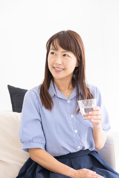 喝水的亚洲女人图片下载
