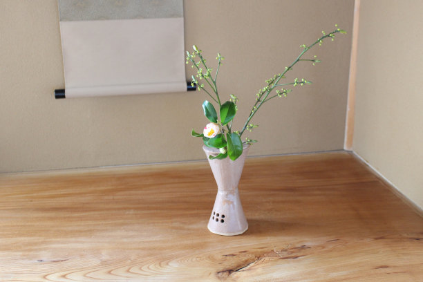 日本房:古董花盆里的花图片下载