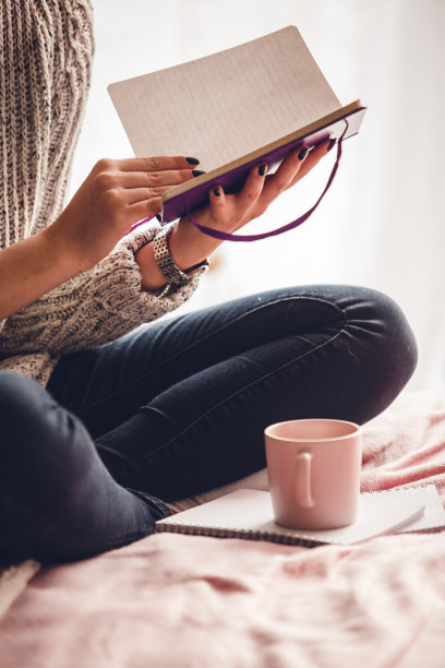 一个面目全非的女人坐在床上准备下一次考试图片下载