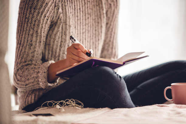 一个面目全非的年轻女子在写日记图片下载