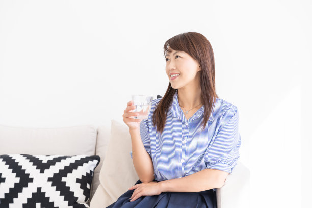喝水的亚洲女人图片下载