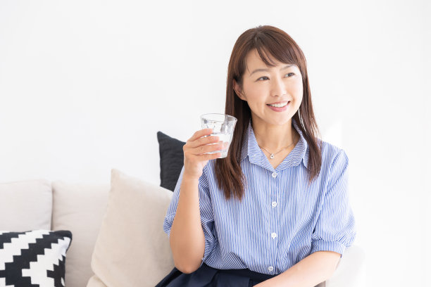 喝水的亚洲女人图片下载