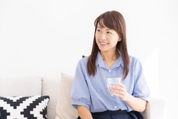 喝水的亚洲女人图片下载