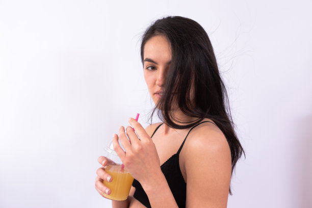 深色内衣喝果汁图片下载