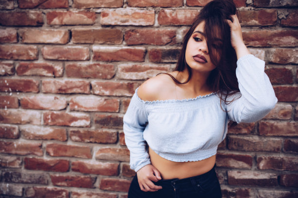 一个性感的城市年轻女人的肖像图片下载