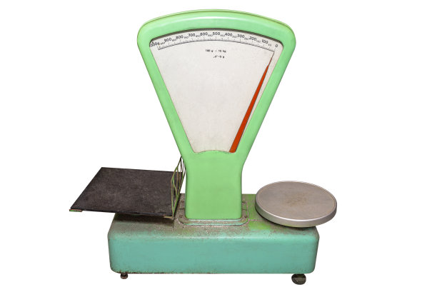 经典的，绿色的重量尺度，孤立在白色背景和剪切路径。图片下载