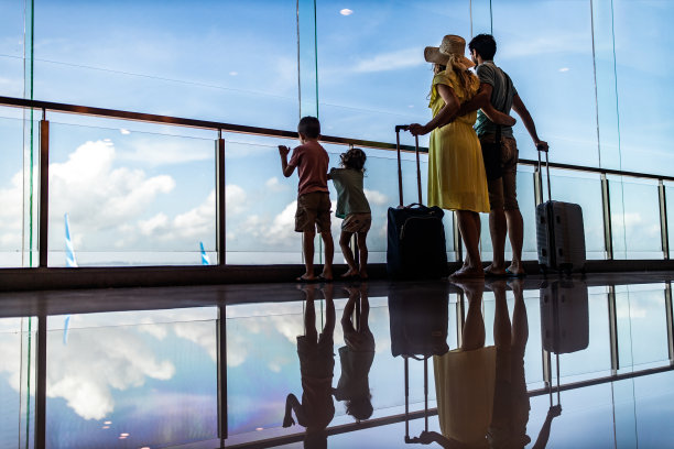 从机场透过窗户看的一个家庭的后视图。图片下载