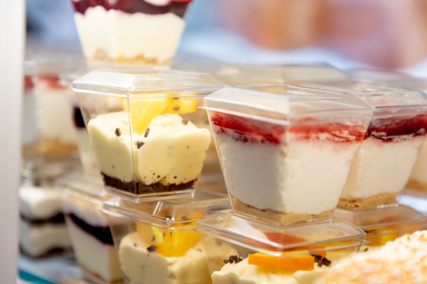 奶油蛋糕与水果在食用大小的塑料盒图片下载