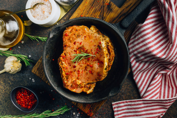 用铁腌的生猪肉排。准备做饭。黑暗的照片。前视图。图片下载