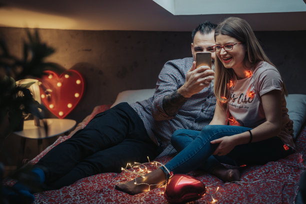 一对浪漫的情侣在情人节分享他们的爱意图片下载