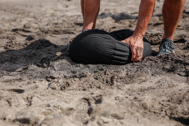 用沙袋在沙滩上锻炼图片下载